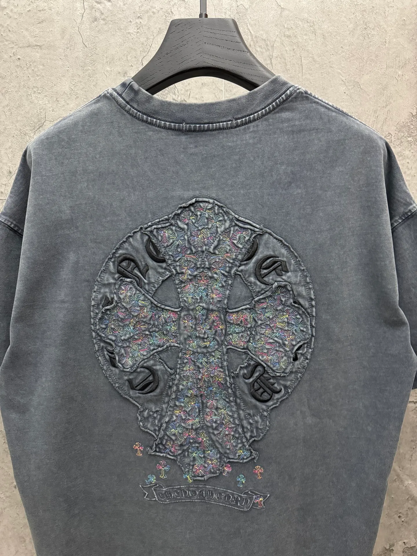 P230 top version, real shot without P, ​​different from market currency) 𝗖𝗵𝗿𝗼𝗺𝗲 𝗛𝗲𝗮𝗿𝘁𝘀/Croxin 2026 spring new original single counter American washed patch embroidered couple short sleeves 👑The highest version! Customized fabric 320 grams, washed and fried. Best-selling model at the counter. Very comfortable to wear. Accessories: Original molded and authenticated collar label➕100% silk wash label. Genuine purchase-grade original hangtag➕matching hanging rope➕3D hanging beads➕original packaging bag. Craftsmanship: The original version has consistent wiring! The highest version of the armhole matching technique! Color: Gray Black Size: S M L XL Style No.: 6619